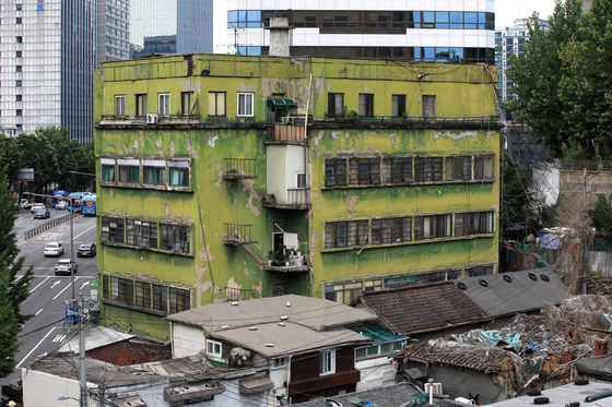 The Chungjeong Apartment, Korea's oldest apartment, built in 1937, stands in Seodaemun District, western Seoul. The Seoul Metropolitan Government announced Thursday it decided to demolish the apartment as part of a reconstruction plan for that plot that it decided on Wednesday. A venue that archives the apartment's history will be built in the area. [NEWS1] 
