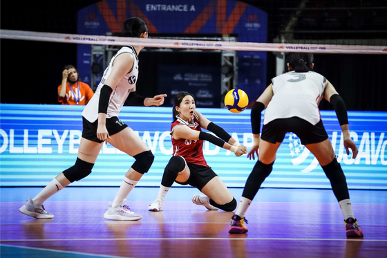 Korea's libero Noh Ran, center, sets the ball during a Volleyball Nations League match between Korea and Japan held on June 2 in Shreveport-Bossier City, Louisiana. [FIVB]