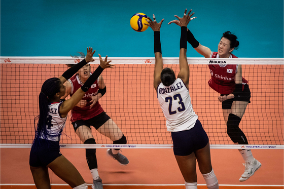 Korea's Kang So-hwi, right, attacks during a Volleyball Nations League match between Korea and the Dominican Republic on June 15 in Brasilia, Brazil. [FIVB]