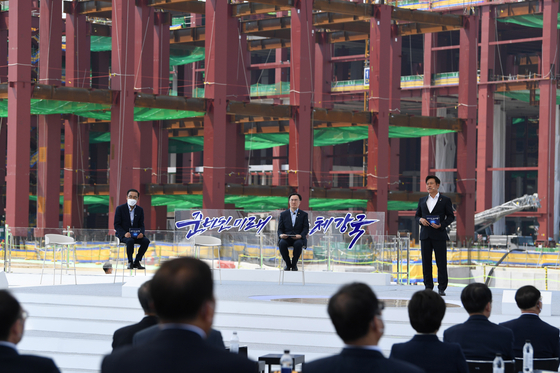 SK hynix co-CEO Park Jung-ho, right, speaks during an event designed to promote the importance of chip production in Korea at Samsung Electronics' chip complex in Pyeongtaek, Gyeonggi, on May 13, 2021. [JOINT PRESS CORPS]
