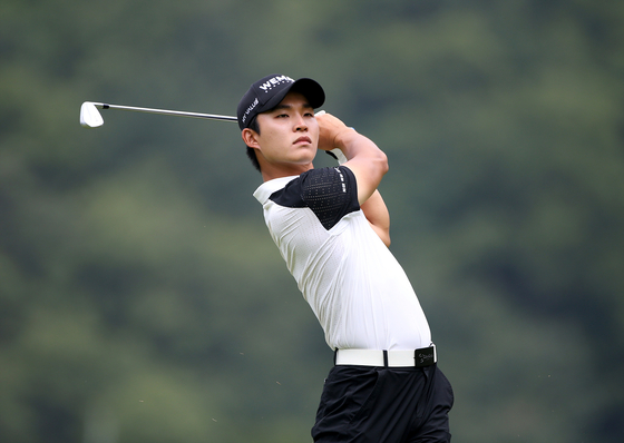 Jung Tea-yang plays his iron at the 12th hole of the third round of the the Hana Bank Invitational at Nam Chuncheon Country Club in Chuncheon, Gangwon, on Saturday. [NEWS1]