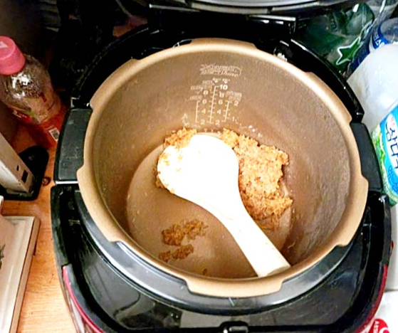 This picture shows a rice cooker used by a man in his 70s whose body was found two weeks after his death in Gangdong District, eastern Seoul, on March 20. Police found piles of garbage and a lump of dried rice at the bottom of the rice cooker. [YONHAP]