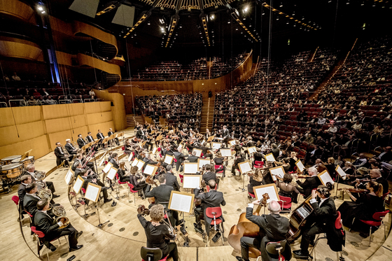 Gurzenich Orchestra, a German symphony orchestra based in Colonge, will perform in Seoul next month under the baton of maestro Francois-Xavier Roth. [HOLGER TALINSKI]
