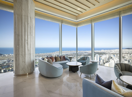 The Grand Hyatt Jeju's Lounge 38 is on the 38th floor of the hotel. [LOTTE TOUR]