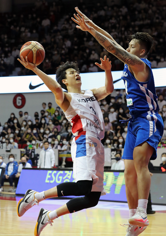 Heo Ung plays the ball during the first friendly between Korea and the Philippines on Friday at Anyang Sports Complex in Anyang, Gyeonggi. [NEWS1]