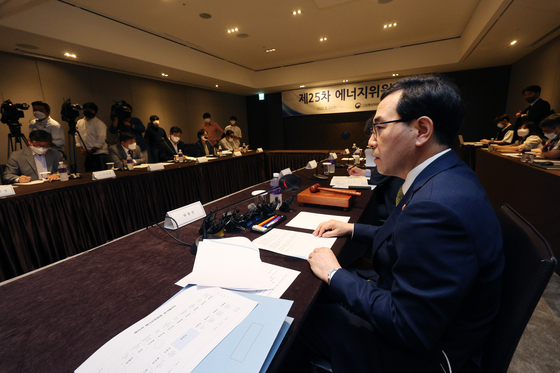 Minister of Trade, Industry and Energy Lee Chang-yang, right, heads the first Energy Commission meeting of the Yoon Suk-yeol government at Plaza Hotel in Seoul on Thursday. [YONHAP] 
