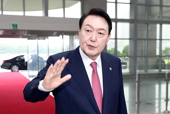 President Yoon Suk-yeol addresses the controversy over the police’s premature announcement of a reshuffling of high-ranking police officials, speaking to reporters at the presidential office in Yongsan, central Seoul, Thursday. [YONHAP] 