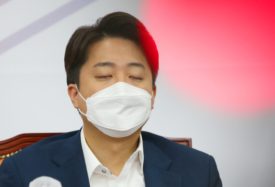 People Power Party Chairman Lee Jun-seok attends a supreme council meeting after his party’s ethics committee decided to defer a decision on whether he received sexual services and tried to cover up the evidence at the National Assembly in Yeouido, western Seoul, Thursday morning. [JOINT PRESS CORPS]