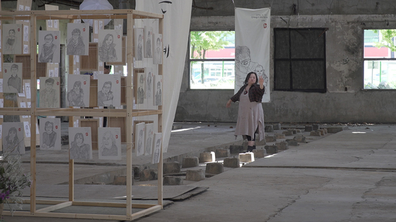 Jung opened her own exhibition titled "Your Face 2000" in 2019 in Yangpyeong, Gyeonggi, where she revealed 2,000 caricatures she had drawn over the past three years. [JIN JIN PICTURES]