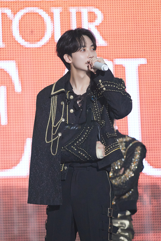 Member Jeonghan of Seventeen performs with a cast due to a recent elbow surgery. [PLEDIS ENTERTAINMENT]