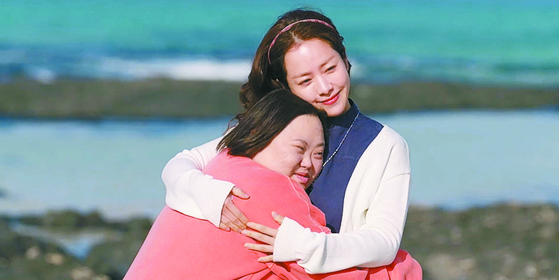 A scene from tvN drama series "Our Blues": Actor Jung Eun-hye, left, appears as Yeong-hee, Yeong-ok's older twin sister, portrayed by Han Ji-min [TVN]
