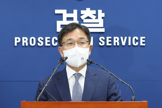 Moon Hong-seong, head of the Supreme Prosecutors’ Office’s Anti-Corruption & Organized Crimes Department, announces the launch of a joint investigation team for voice phishing scams in a press conference in Seoul on Thursday. [YONHAP] 