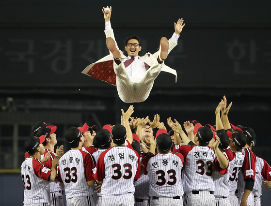 Park Yong-taik is thrown in the air during a ceremony to mark his retirement at Jamsil Baseball Stadium in southern Seoul on Sunday. [NEWS1]