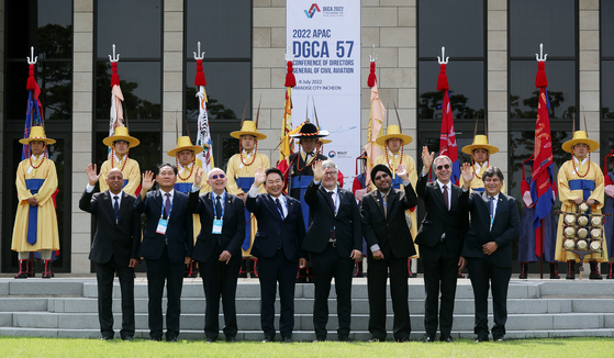 Minister of Land, Infrastructure and Transport Won Hee-ryong, fourth from left, poses with major delegates including International Civil Aviation Organization (ICAO) President Salvatore Sciacchitano, fourth from right, at Paradise City, Incheon, on Monday, for the ICAO’s 57th Conference of Directors General of Civil Aviation Asia and Pacific Regions which kicked off in Incheon. It is the first time in 21 years for Korea to host the biggest aviation conference in the Asia Pacific region. Won in the opening speech said he hopes that the conference will serve as an opportunity for the global aviation industry to rebound. As Covid-19 has been calming down and countries lower their boarder regulations, the aviation industry has been seeing a surge in international flight demand. The conference will last through Friday. This is the fourth time for Korea to host the conference. Delegates from 41 countries including Hong Kong and Macao is attending this year’s conference. [YONHAP] 