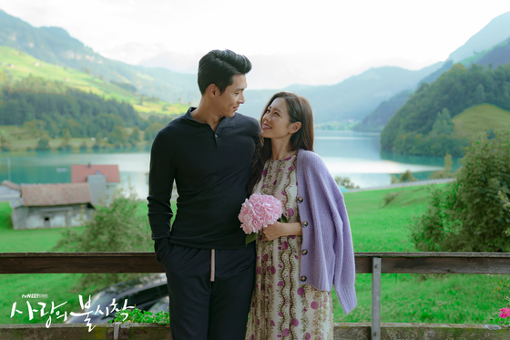 Lead actors Hyun Bin, left, and Son Ye-jin from the tvN series "Crash Landing On You" (2019-20) [TVN]