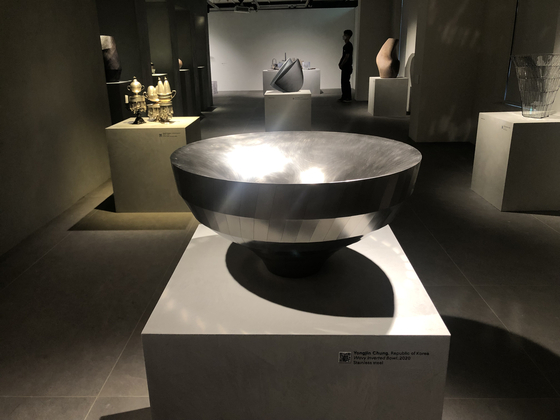 Yongjin Chung's ″Wavy Inverted Bowl″ (2020) [SHIN MIN-HEE]
