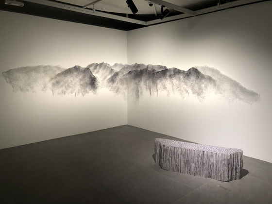 Soyun Jung's “Someone Is Praying for You” (2021), on the wall, and Pao Hui Kao's ″Urushi Paper Pleats Bench″ (2021) [SHIN MIN-HEE]