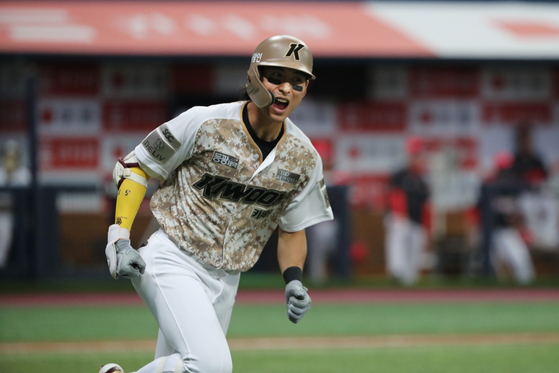 Lee Jung-hoo rounds the bases after hitting a three-run home run at the bottom of the fifth inning against the Kia Tigers at Gocheok Sky Dome in southern Seoul on June 28. [NEWS1]