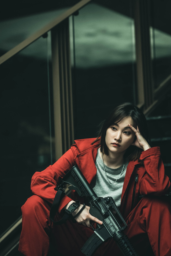The character of Tokyo portrayed by Jeon Jong-seo, as one of the thieves who participates in the heist, is one of the characters that arguably differs the most from the original in the Korean remake.[NETFLIX]