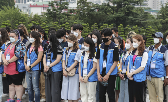 Visiting descendants of Korean War veterans on Wednesday pay their respects at the UN Memorial Cemetery in Busan, where some fallen soldiers are buried. Korea’s Ministry of Patriots and Veterans Affairs invited them to Korea from overseas. [YONHAP]