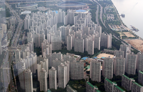 An apartment complex in Songpa District, southern Seoul, on Tuesday. [NEWS1]