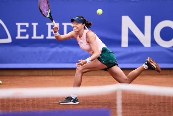 Jang Su-jeong returns the ball to Spain's Rebeka Masarova during the women's singles final at the WTA 125 Nordea Open in Bastad, Sweden on Friday. [AFP/YONHAP]