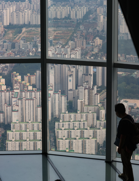 A view of apartment buildings in Gangnam and Songpa District, southern Seoul, as seen from Lotte World Tower on Monday. The average apartment price in Gangnam District dropped by 0.01 percent in the last week of June, the first drop in four months, according to data from the Korea Real Estate Board. [YONHAP]