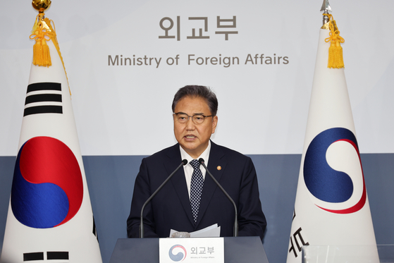 Foreign Minister Park Jin speaks with the press at the ministry headquarters in Seoul on Monday. [YONHAP] 