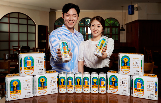 Models hold Micro Brewery Korea's Oktoberfest Weizen beer. [MICRO BREWERY KOREA]