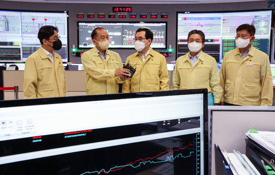 Trade, Industry and Energy Minister Lee Chang-yang, center, speaks during a visit to the Korea Mainland Power’s Seoul branch in Mapo District, western Seoul, on Sunday.  [YONHAP]