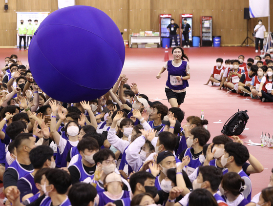 National athletes play an indoor field game in the Jincheon National Training Center on Monday. The Korea Sports Council organized the game to cheer up national athletes after the Hangzhou Asian Games were postponed.  [NEWS1]