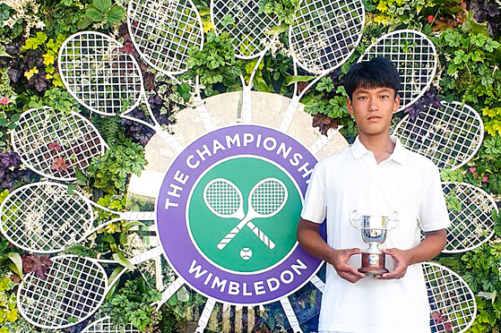 Cho Se-hyuk poses for a photo after winning Wimbledon's inaugural 14&Under Championship trophy, beating American Carel Aubriel Ngounoue in the boy's finals on Sunday at the All England Lawn Tennis and Croquet Club in London. [KOREA TENNIS ASSOCIATION/YONHAP]