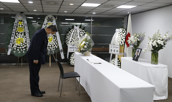 Korean Foreign Minister Park Jin pays respects at a memorial altar for former Japanese Prime Minister Shinzo Abe at the Japanese Embassy's public information and cultural center in central Seoul Monday. [JOINT PRESS CORPS]