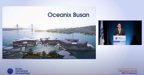 Mayor Park Heong-joon presenting a computer image of the world’s first floating city in North Port, which is a collaboration with the UN-Habitat and OCEANIX, during the bidding presentation during the BIE general meeting in Paris in June. [BUSAN METROPOLITAN CITY GOVERNMENT]
