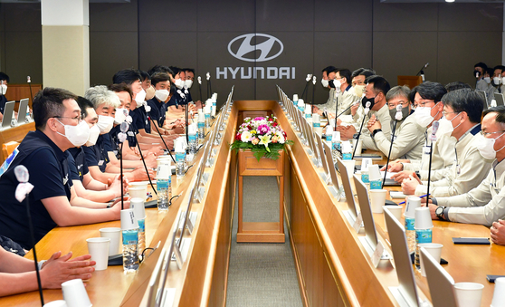 Hyundai Motor management and labor sit down to negotiate this year's wage at the carmaker's plant in Ulsan on May 10. [HYUNDAI MOTOR]
