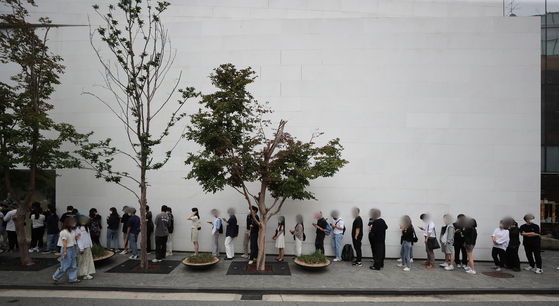 On June 17, the day of the opening of NOS7's pop-up store in Cheongdam-dong, southern Seoul, a long line of potential buyers stood outside the building. [NEWS1]