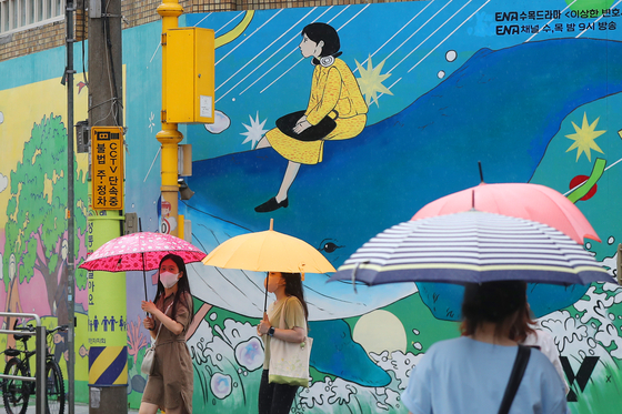 A mural depicting a scene from "Extraordinary Attorney Woo," a new television drama series from ENA Channel, is seen in Seongsu-dong in Seongdong District, eastern Seoul. The mural, painted by three artists signed with KT's Y Artist Label, will be on display until July 24. "Extraordinary Attorney Woo" topped Netflix's weekly worldwide chart last week, with a total of 23.9 million views. [NEWS1]