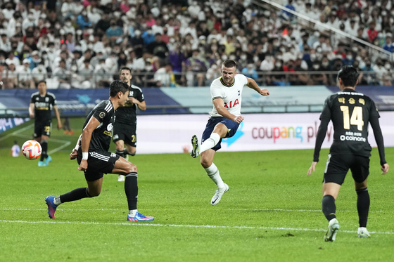 Tottenham's Eric Dier scores his side's opening goal during an exhibition match between Tottenham Hotspur and Team K League at Seoul World Cup Stadium in Mapo District, western Seoulon Wednesday. [AP/YONHAP]