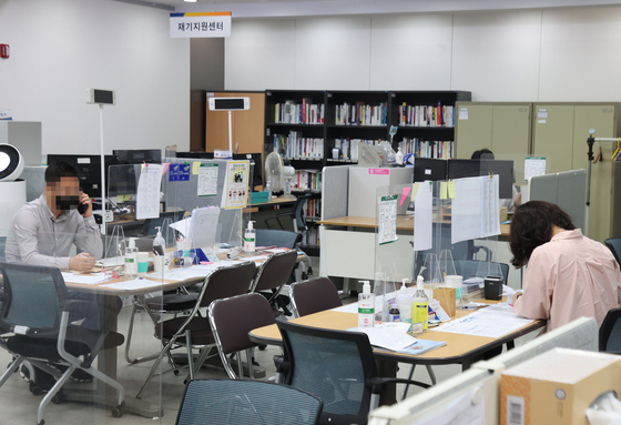 A applicant signing up for government support on self-employed at a Small Enterprise And Market Service center in Seoul on Wednesday. Such support through the supplementary budget have resulted in increase in fiscavl deficits. [YONHAP] 