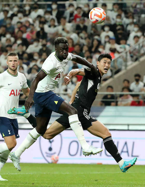 Davinson Sanchez fights for the ball with Cho Gue-sung during an exhibition game between Tottenham Hotspur and Team K League at Seoul World Cup Stadium in western Seoul on Wednesday. [NEWS1]