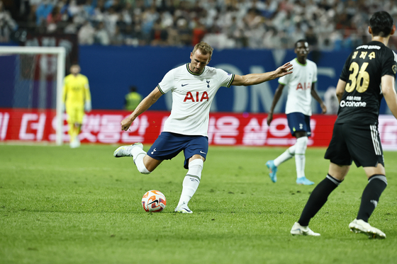 Harry Kane takes a shot during an exhibition game between Tottenham Hotspur and Team K League at Seoul World Cup Stadium in western Seoul on Wednesday. [JOONGANG ILBO]