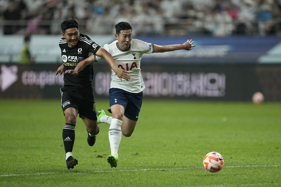 Tottenham's Son Heung-min, right, fights for the ball with Team K League's Kim Dong-min during an exhibition match between Tottenham Hotspur and Team K-league at Seoul World Cup Stadium in Mapo District, western Seoul on Wednesday. [AP/YONHAP]