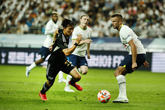 Team K League's Yang Hyun-jun dribbles his way around Tottenham Hotspur's Eric Dier during an exhibition game at Seoul World Cup Stadium in Mapo District, western Seoul on Wednesday. [JOONGANG ILBO]