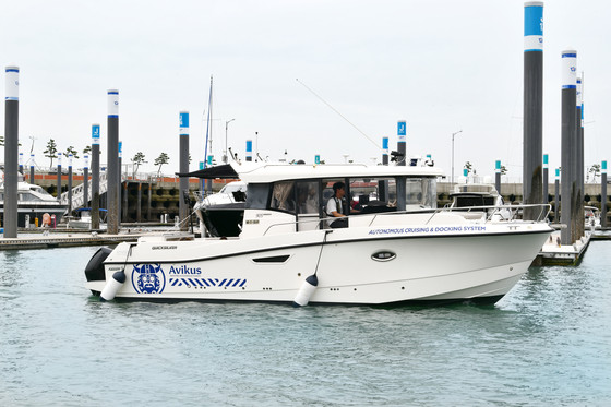 A leisure boat equipped with an Avikus autonomous navigation system starts to sail from the Wangsan Marina dock in Incheon Tuesday. [AVIKUS]