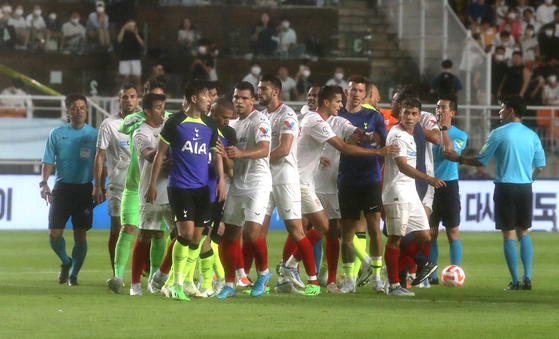 Tottenham Hotspur and Sevilla players clash in the center circle after the whistle blew at the end of the first half of a friendly at Suwon World Cup Stadium in Suwon, Gyeonggi on Saturday. [NEWS1]