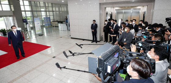 President Yoon Suk-yeol responds to questions from the media on his way to work in Yongsan District, central Seoul on Monday. [YONHAP]