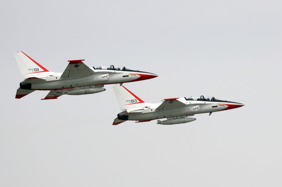 Two T-50 trainers take off from the 1st Fighter Wing base of the Air Force in Gwangju in early May this year. The T-50 trainers are domestic supersonic advanced trainers from which the T-50i trainers are modeled. [YONHAP]