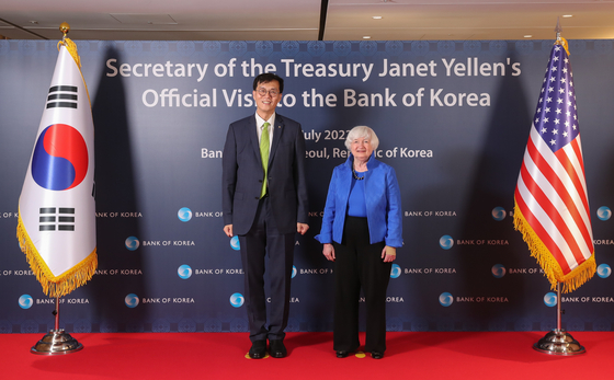Bank of Korea Governor Rhee Chang-yong, left, and U.S. Treasury Secretary Janet Yellen at the Bank of Korea office in central Seoul on Tuesday. [BOK]