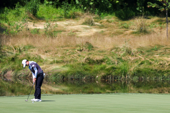 Kim Hyo-joo putts on the sixth green during the final round of the KPMG Women's PGA Championship at Congressional Country Club on June 26 in Bethesda, Maryland.  [AFP/YONHAP]