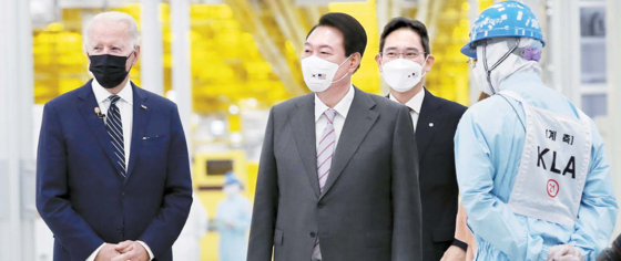 President Yoon Suk-yeol, second from left, and U.S. President Joe Biden, far left, tours a Samsung Electronics chip complex in Pyeongtaek, Gyeonggi on May 20. [JOINT PRESS CORPS]